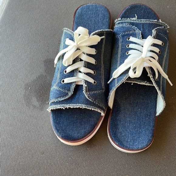 Slip on stresses denim shoe! - Picture 3 of 8